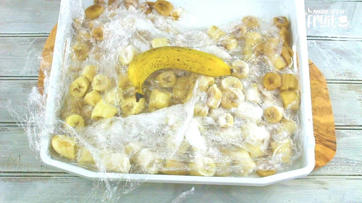 How To Keep Bananas From Turning Brown (10 GENIUS HACKS)