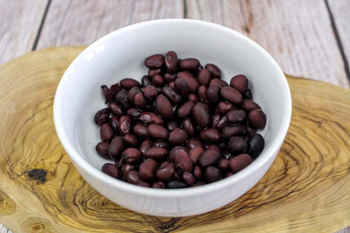 40 Highest Vegan Protein Sources Per 100 Calories + Chart - black beans.