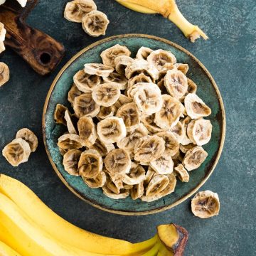 How To Make Dehydrated Banana Chips (2 Ways)